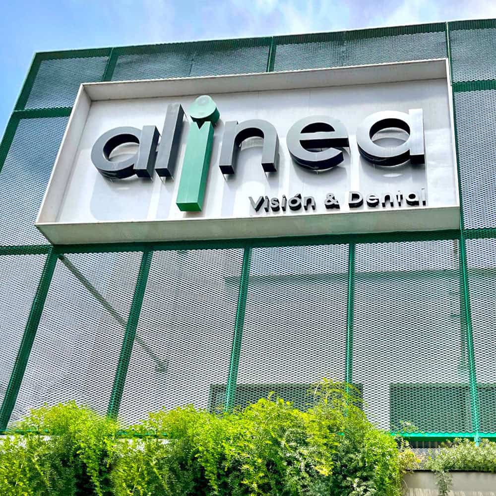 Fachada de clinica Alinea Vision y Dental orientada al cuidado dental y visual de niños adolescentes y adultos
