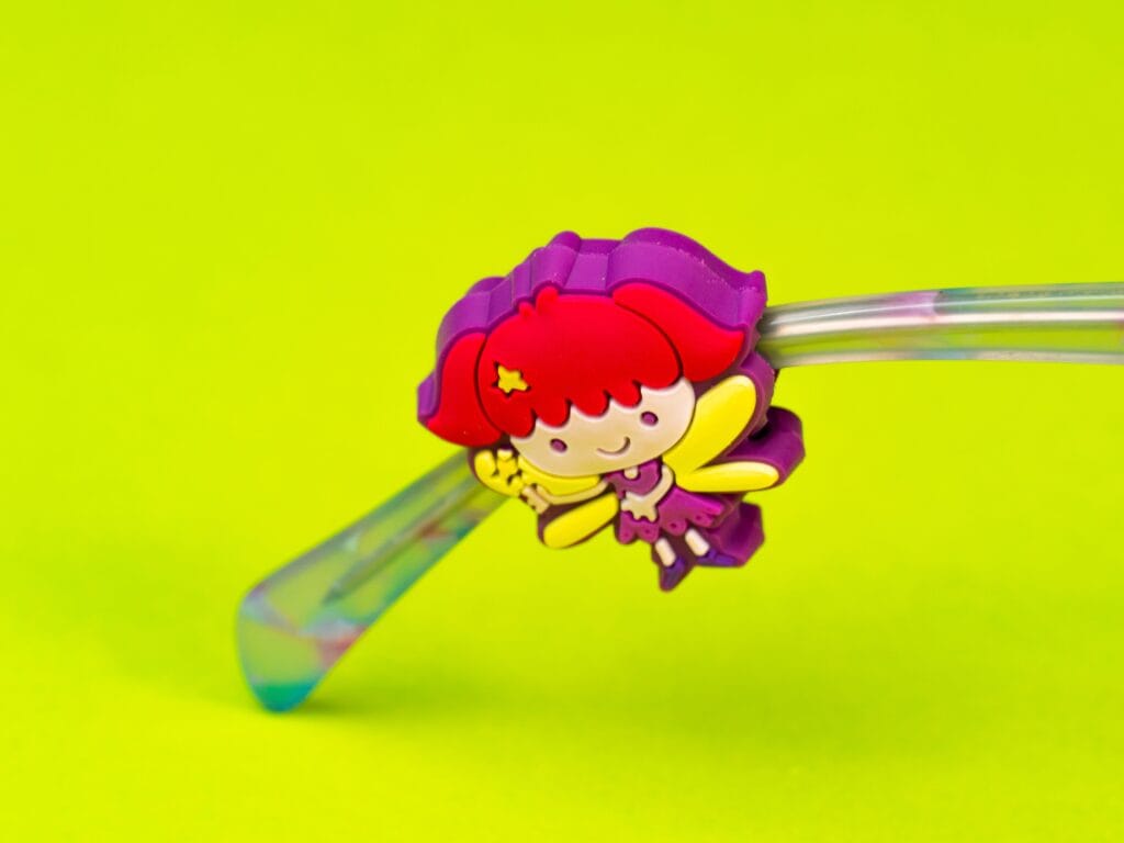 Los pequeños podrán divertirse decorando sus lentes con nuestros “encantos de goma”.
