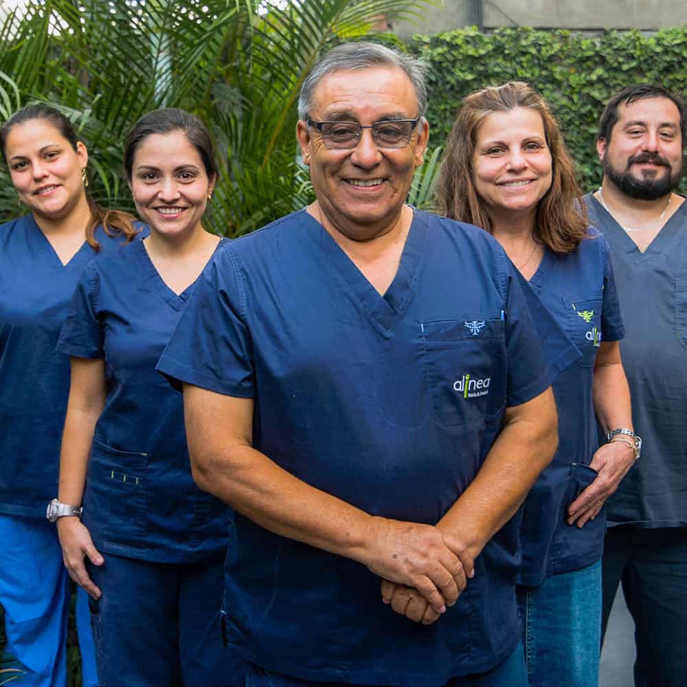 Fundador de Alinea Vision y Dental Juan Enrique Cuadros Martinez con el equipo de doctores especializados en Odontopediatria Ortodoncia Ortopedia Maxilar Oftalmologia Pediatrica y Estrabismo