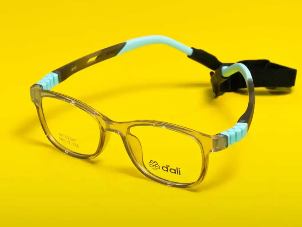 D’ Ali: Monturas ligeras y flexibles diseñadas para niños de 0 a 14 años, con colores vibrantes y ajuste seguro.