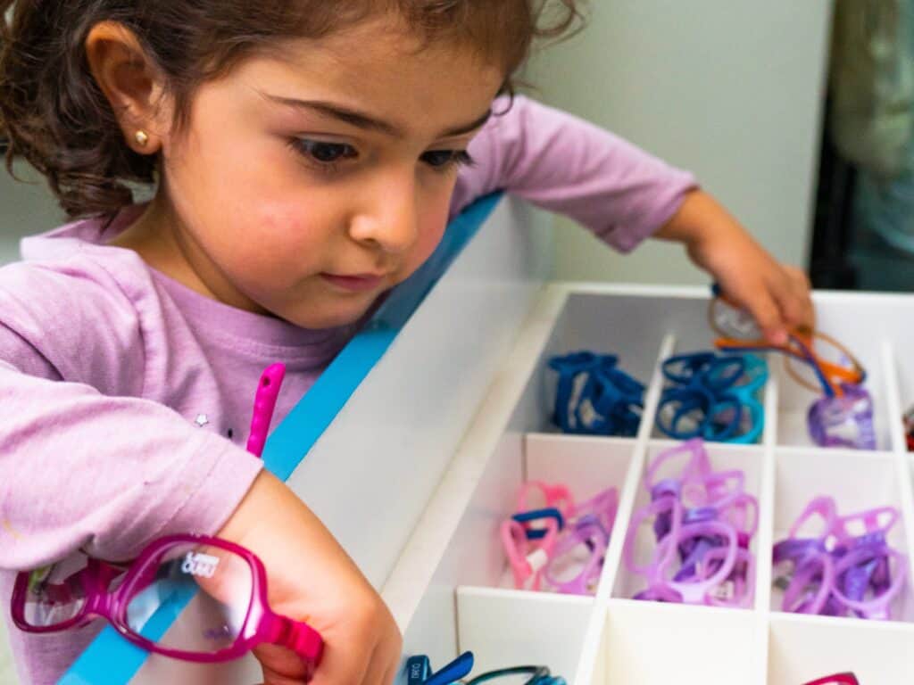 Involucrar a los niños en la elección de sus lentes es importante para que ellos se sientan cómodos y felices.