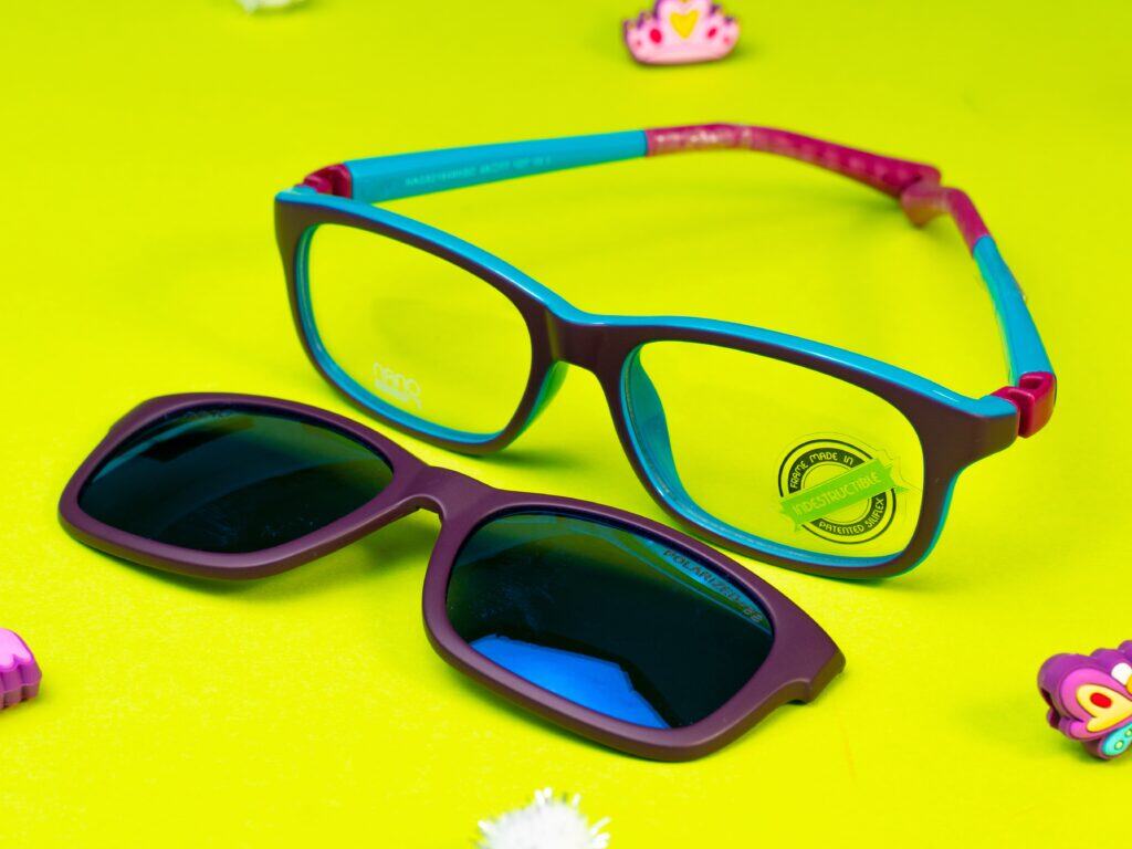 Lentes Nano Solar Clip: ¡Son 2 lentes en 1! Cuentan con un clip solar magnético. Así tu niño solo necesitará un par de lentes para ir al colegio y a la playa.