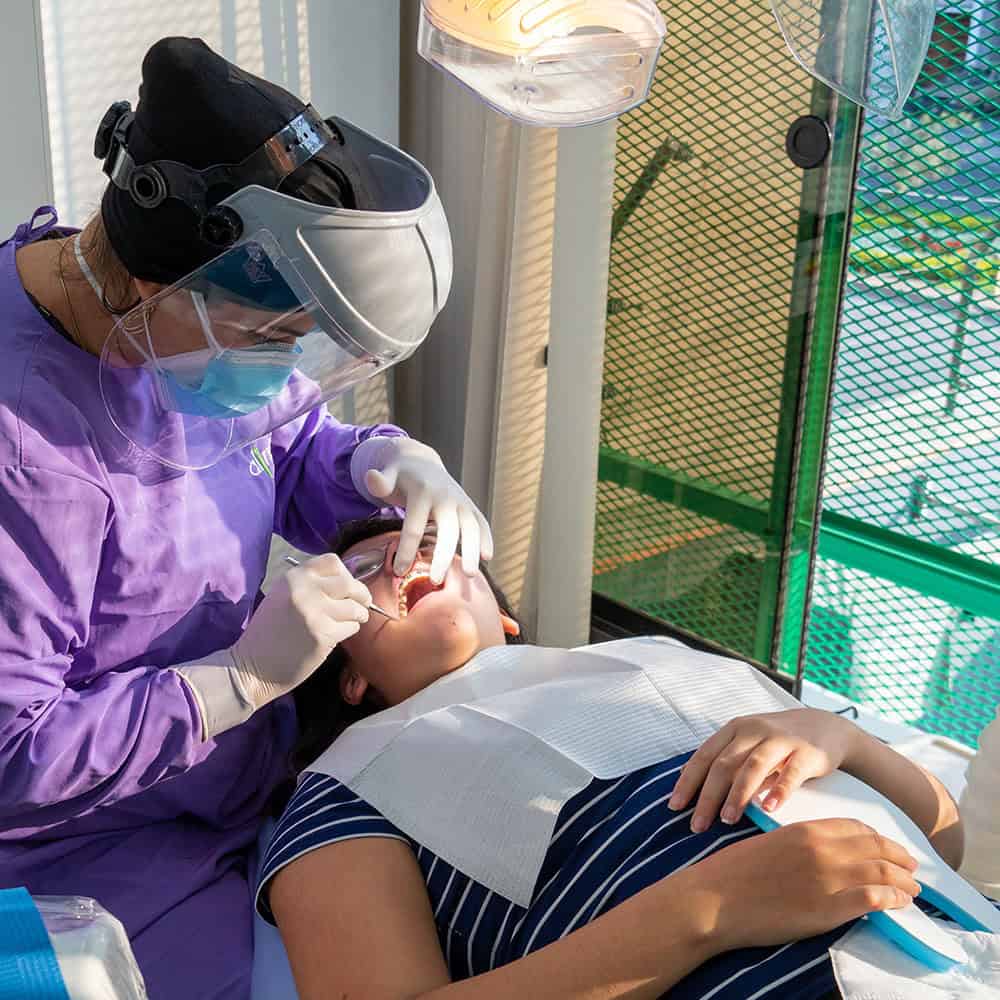 Paciente en consulta dental sin estres y con una linda vista