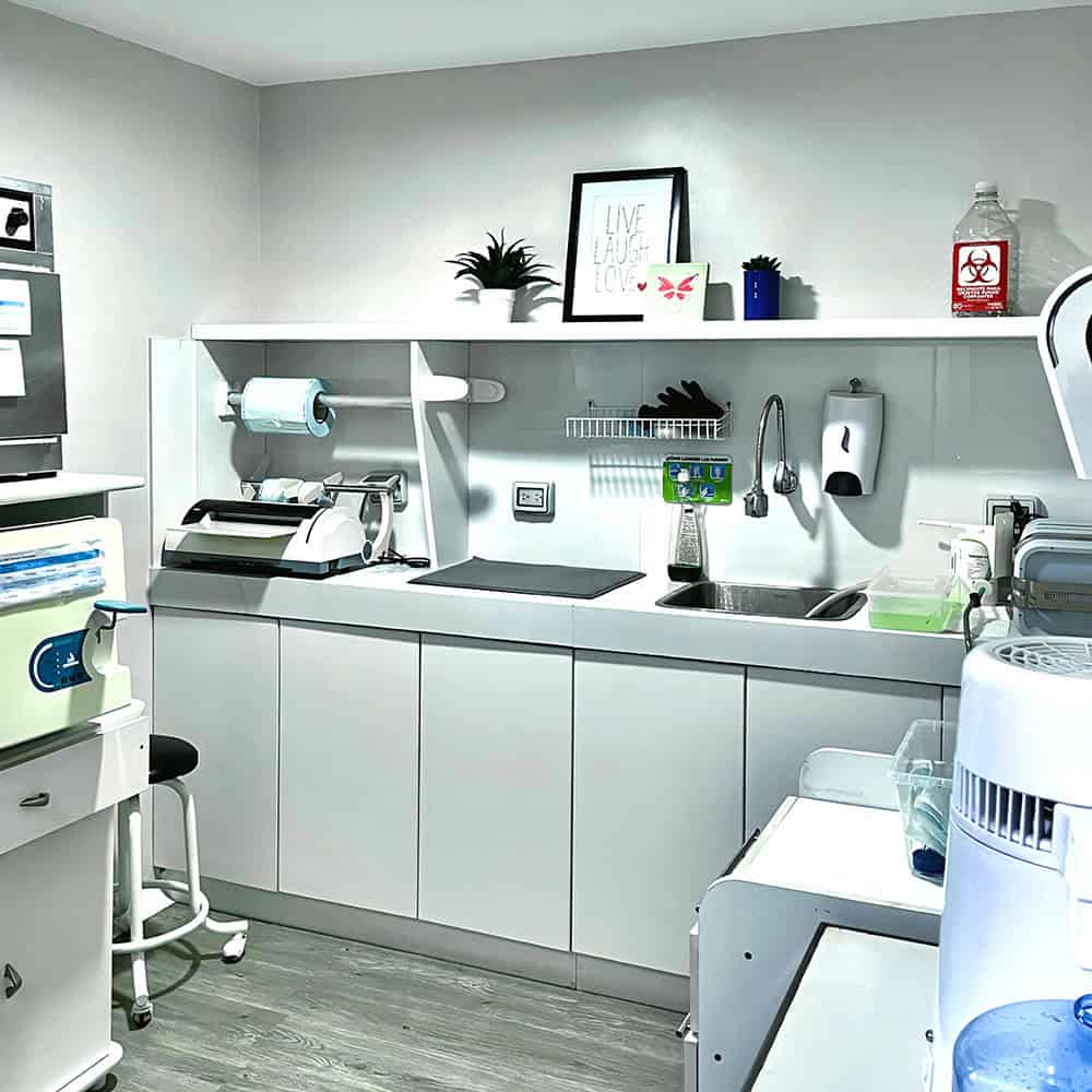 Contamos con una central de limpieza y esterilizacion del instrumental medico para garantizar la bioseguridad